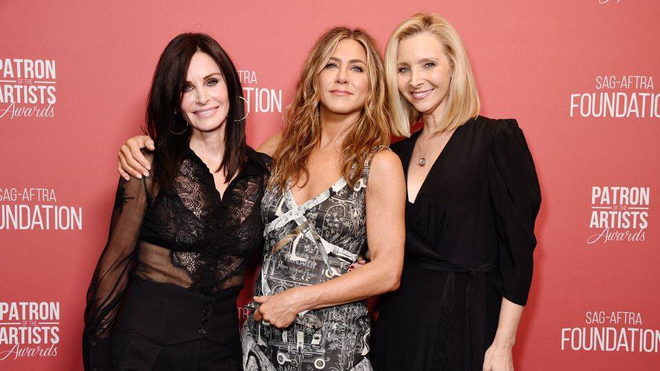 Jennifer Aniston Reunites With Monica And Phoebe Again, Continues To Fuel Our Friends Obsession - graziadaily.co.uk