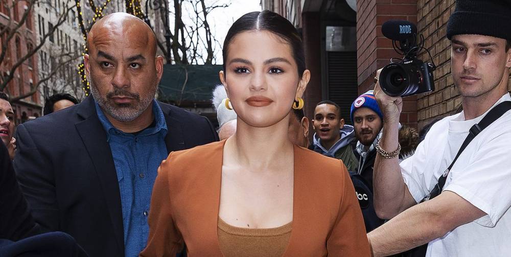 Selena Gomez Debuts Excellent Curtain Bangs For Her Jimmy Fallon Appearance - www.elle.com - New York