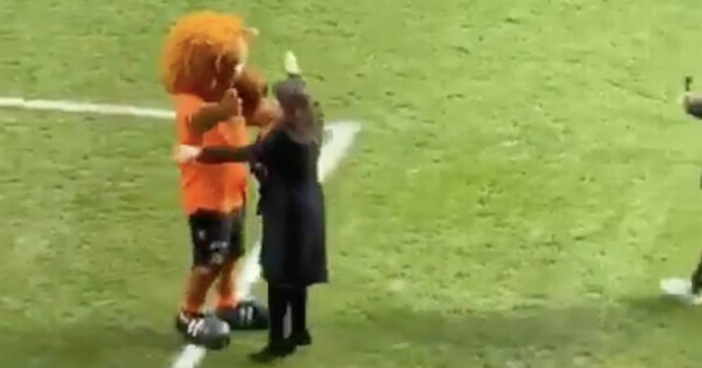 Lorraine Kelly storms Dundee United pitch for 'cuddle' with Terry the Terror in hilarious clip - www.dailyrecord.co.uk - Scotland