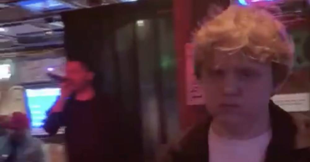 Lewis Capaldi's hilarious reaction to karaoke singer caught on camera in American bar - www.dailyrecord.co.uk - Los Angeles - USA