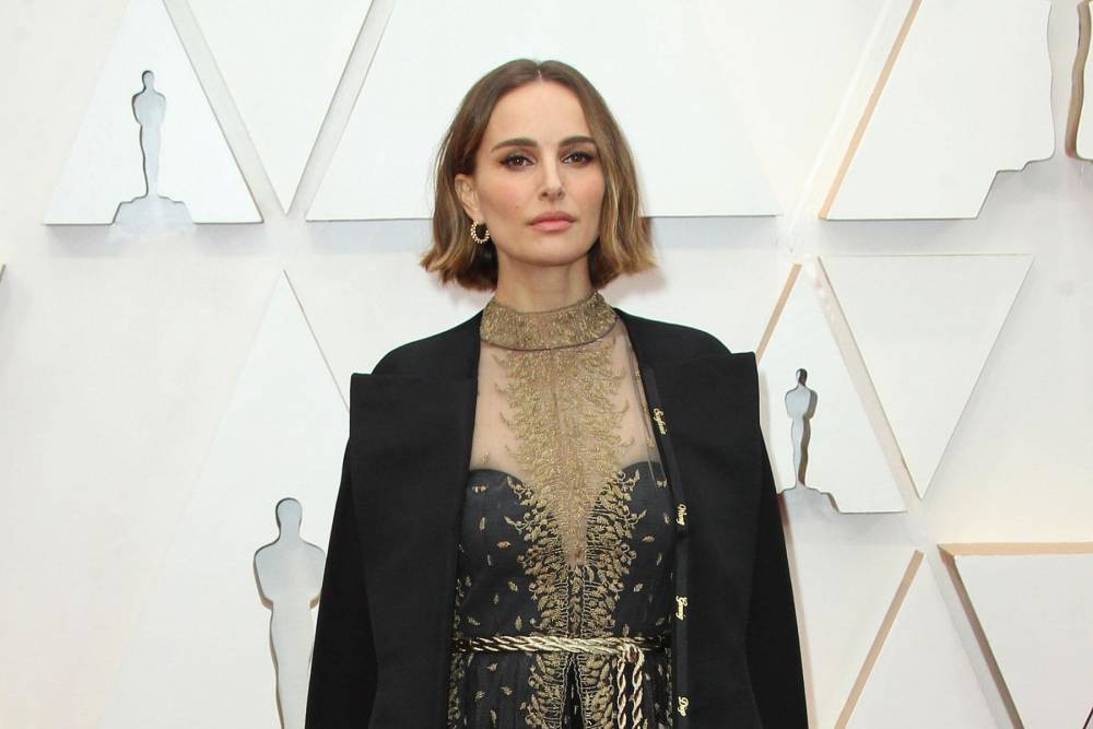 Natalie Portman honors snubbed female directors on Oscars cape - www.hollywood.com