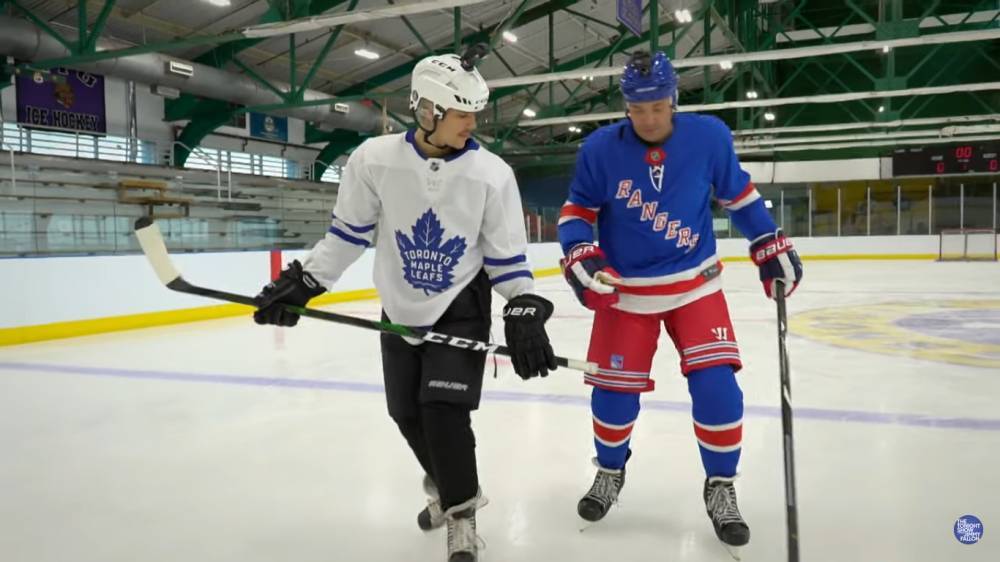 Justin Bieber Tries To Teach Jimmy Fallon How To Play Hockey In Hilarious ‘Tonight Show’ Clip - etcanada.com