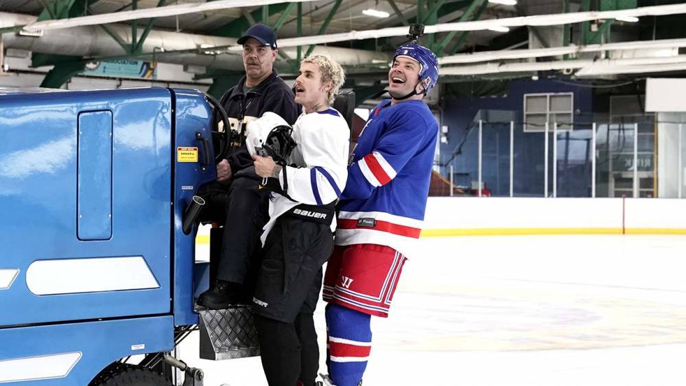 Justin Bieber Attempts to Teach Jimmy Fallon How to Play Hockey - www.hollywoodreporter.com