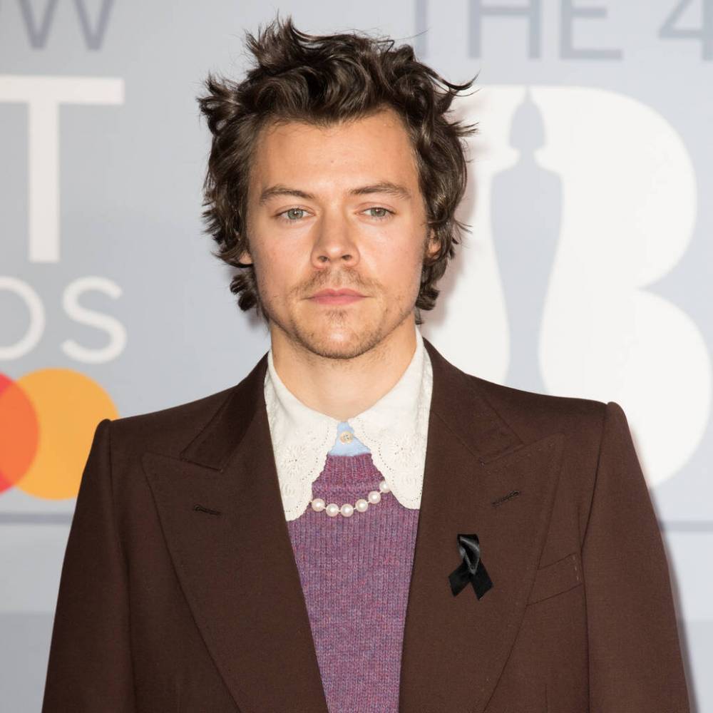 Harry Styles appears to honour ex Caroline Flack with black ribbon at BRIT Awards - www.peoplemagazine.co.za - London - Gucci