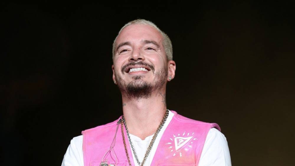 J Balvin Gives Touching Speech While Accepting Global Icon Award from Daddy Yankee at Premio Lo Nuestro 2020 - www.etonline.com - Colombia