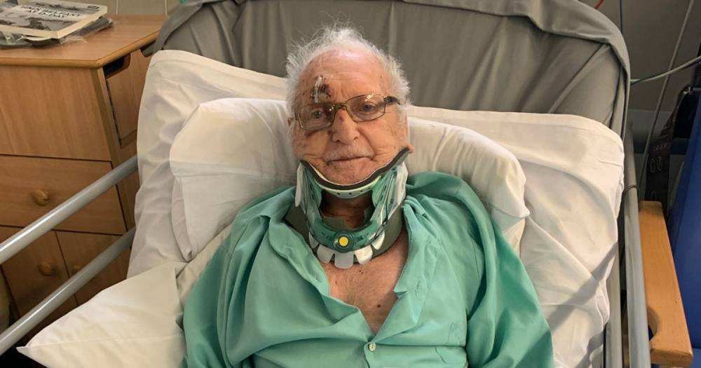 D-Day veteran, 96, in hospital after suffering a fall has his mobile phone 'stolen by a stranger who befriended him' - www.manchestereveningnews.co.uk