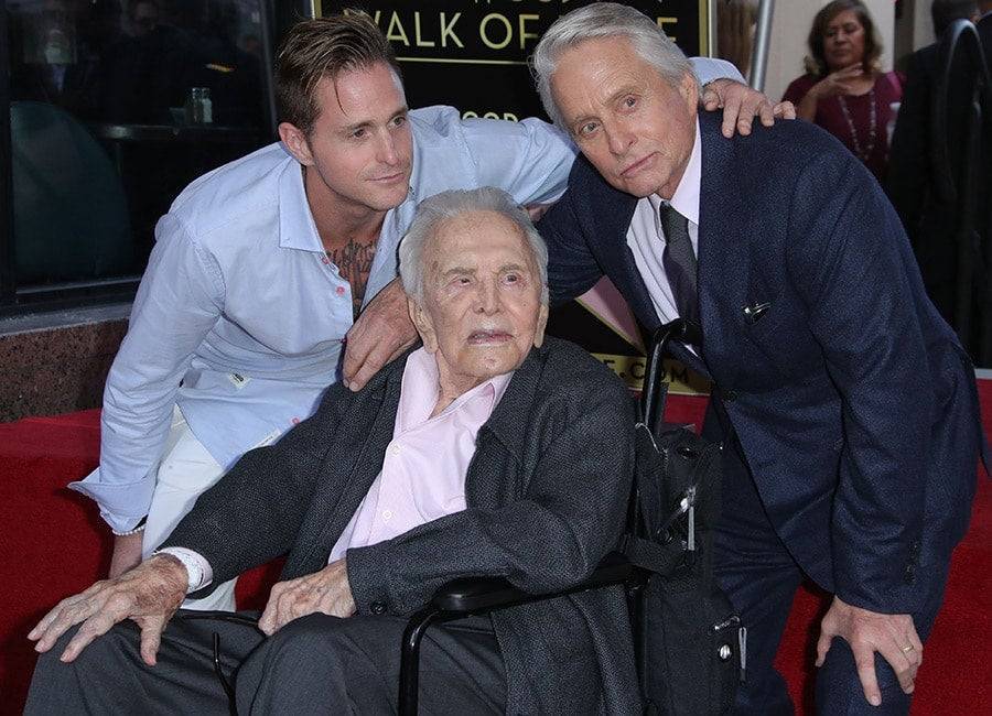 Kirk Douglas leaves $61 million fortune to charity in his will - evoke.ie
