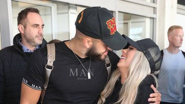 Love Island winners Paige Turley and Finley Tapp seal return to UK with a kiss - www.breakingnews.ie - Britain - city Cape Town
