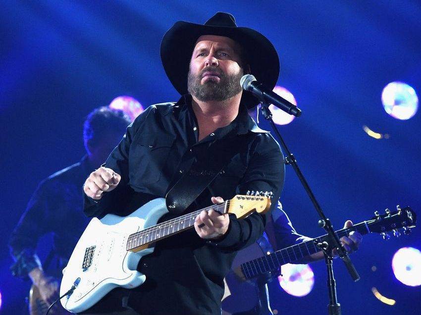 Garth Brooks trolled online for wearing 'Sanders' football jersey - torontosun.com - Detroit - county Barry - city Lions