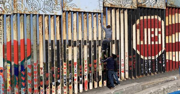 Blade witnesses man scale U.S.-Mexico border fence - www.losangelesblade.com - Los Angeles - Mexico