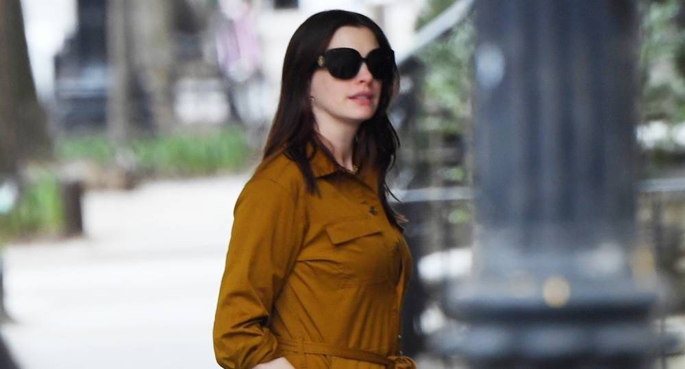 Anne Hathaway Carries a Foam Roller While Out With Friends - www.justjared.com - New York