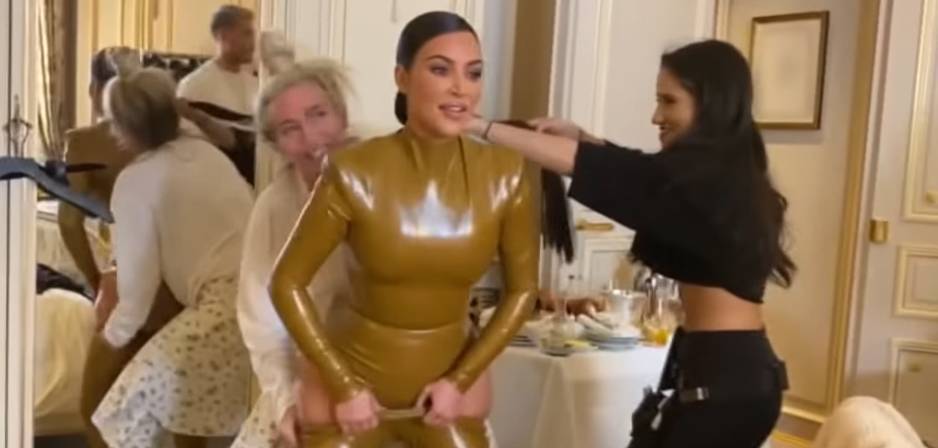 Kim Kardashian Struggles to Squeeze Into Skin-Tight Latex Outfit During Paris Fashion Week - Watch! - www.justjared.com