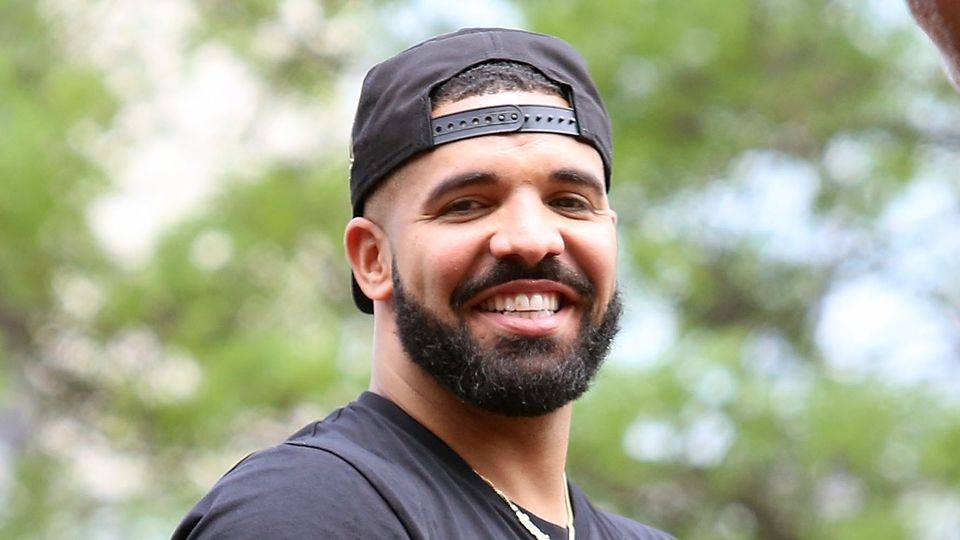 Drake shares first pictures of his son Adonis and he's the CUTEST - heatworld.com