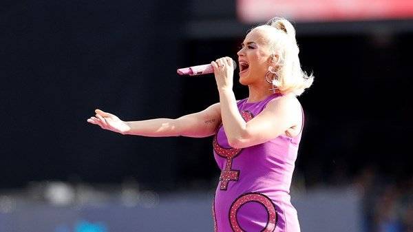 Katy Perry shows off baby bump during first performance since pregnancy reveal - www.breakingnews.ie - Australia - USA - India