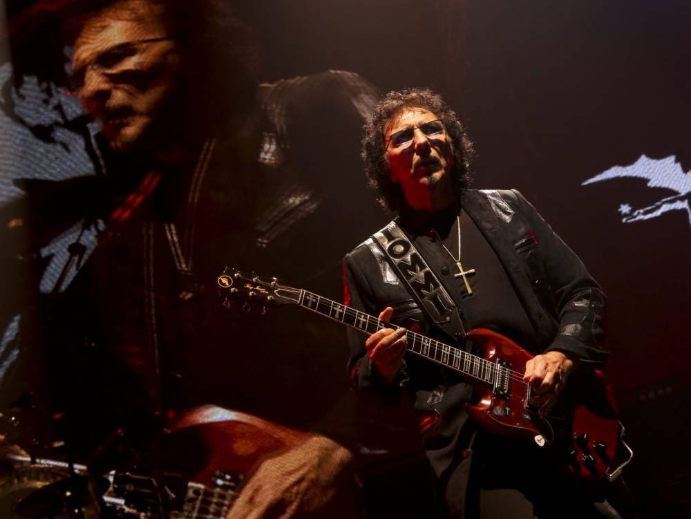 Black Sabbath's Tony Iommi auctioning guitar to raise money for NHS - torontosun.com - Britain - Birmingham