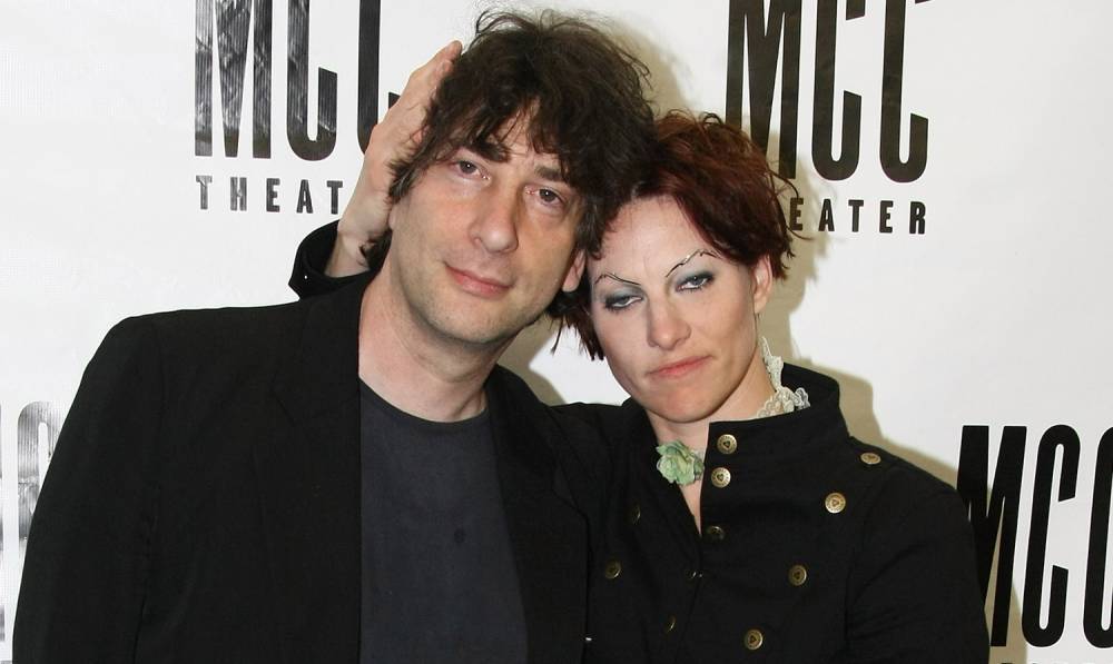 Neil Gaiman's Latest GoodReads Pick Is a Dig at Estranged Wife Amanda Palmer (Update: He Was Hacked!) - www.justjared.com - USA
