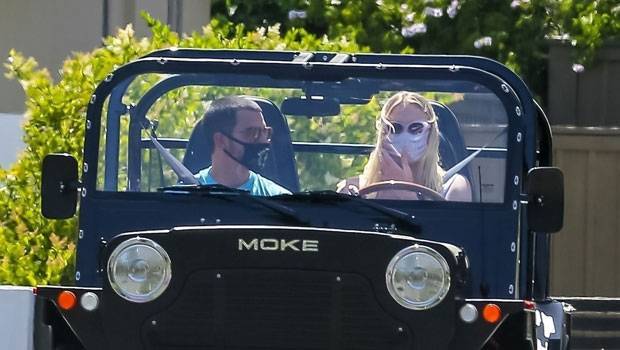 Sophie Turner Puts Her Baby Bump On Display While Driving With Husband Joe Jonas — Pics - hollywoodlife.com - Los Angeles