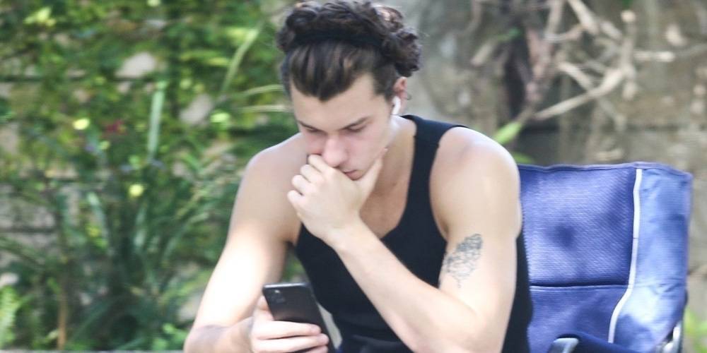 Shawn Mendes Checks His Phone Outside While in Quarantine in Miami - www.justjared.com - Miami - Florida - Japan