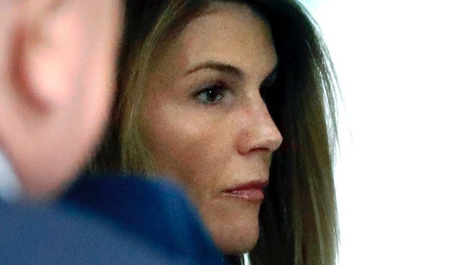 Lori Loughlin Will Spent the Rest of Quarantine in Prison After Pleading Guilty to the College Admission Scandal - stylecaster.com