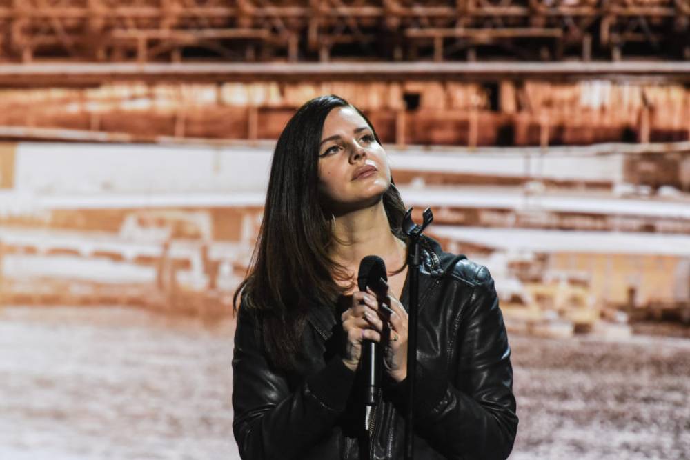 Social Media Reacts To Lana Del Rey Name Dropping Other Artists As She Denies ‘Glamorizing Abuse’ In Her Music - theshaderoom.com