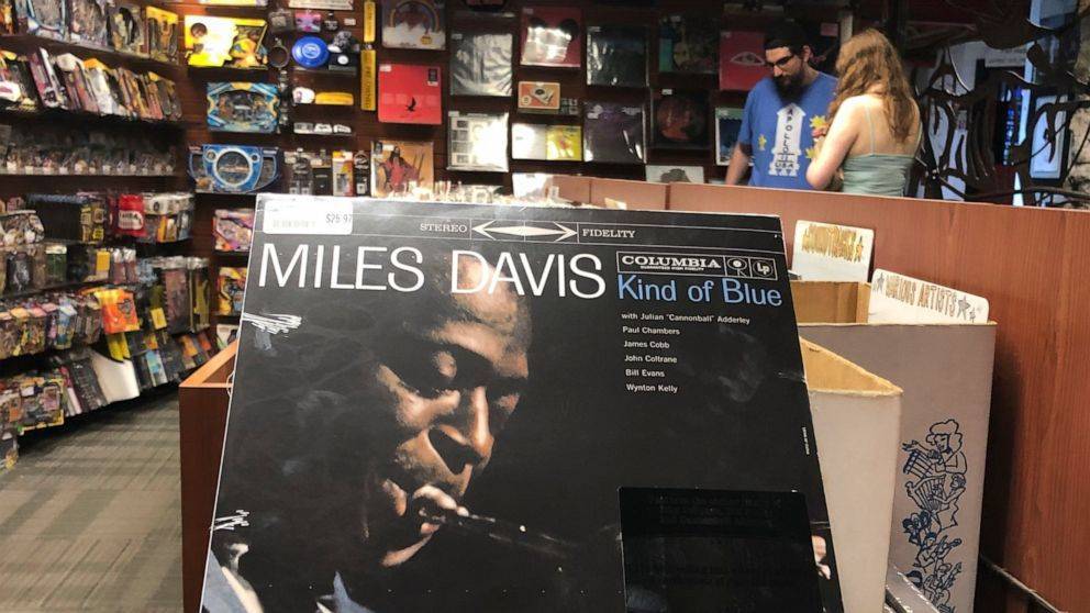 Jimmy Cobb, 'Kind of Blue' drummer for Miles Davis, dies - abcnews.go.com - New York - Washington - Columbia - county Cobb