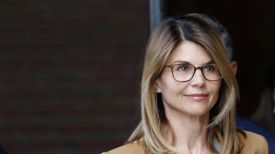Lori Loughlin’s Huge Net Worth Made Funding the College Admissions Scandal Easy - stylecaster.com
