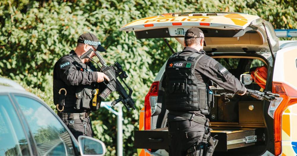 Armed police scrambled and manhunt launched after reports of gunfire in Stockport park - www.manchestereveningnews.co.uk - Manchester