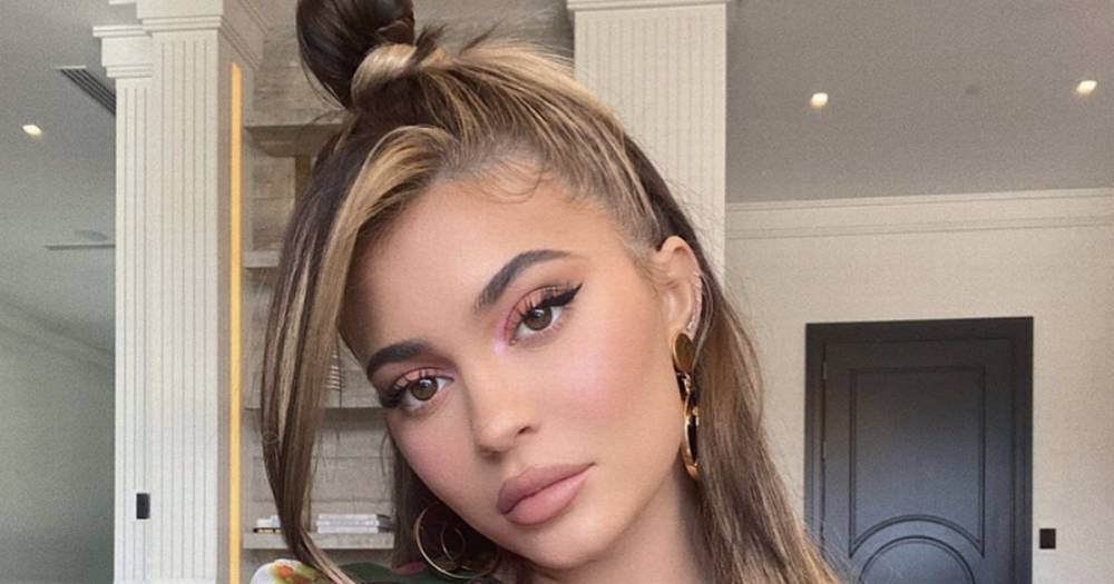 Kylie Jenner’s new side fringe is a serious 90s vibe and hair expert says the trend is here to stay - www.ok.co.uk