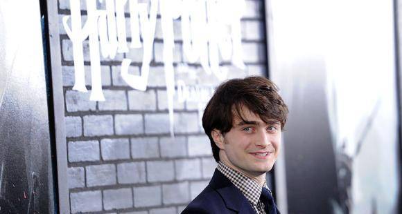 Daniel Radcliffe treats Harry Potter fans as he reads out chapter one from the book for online streaming - www.pinkvilla.com