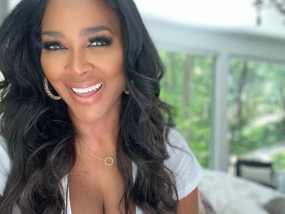 Kenya Moore Puts Her Killer Curves On Display In Sizzling Photo While Cleverly Staying Away From The Political Unrest By Doing This - celebrityinsider.org - Atlanta - Kenya