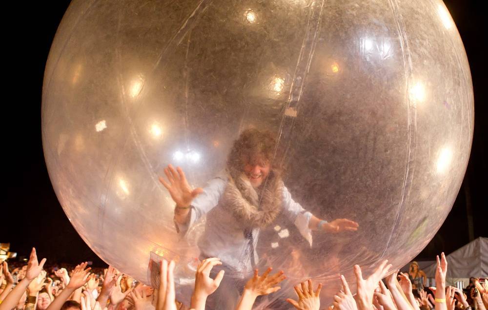 The Flaming Lips perform ‘Race for the Prize’ inside giant bubbles on ‘Colbert’ - www.nme.com