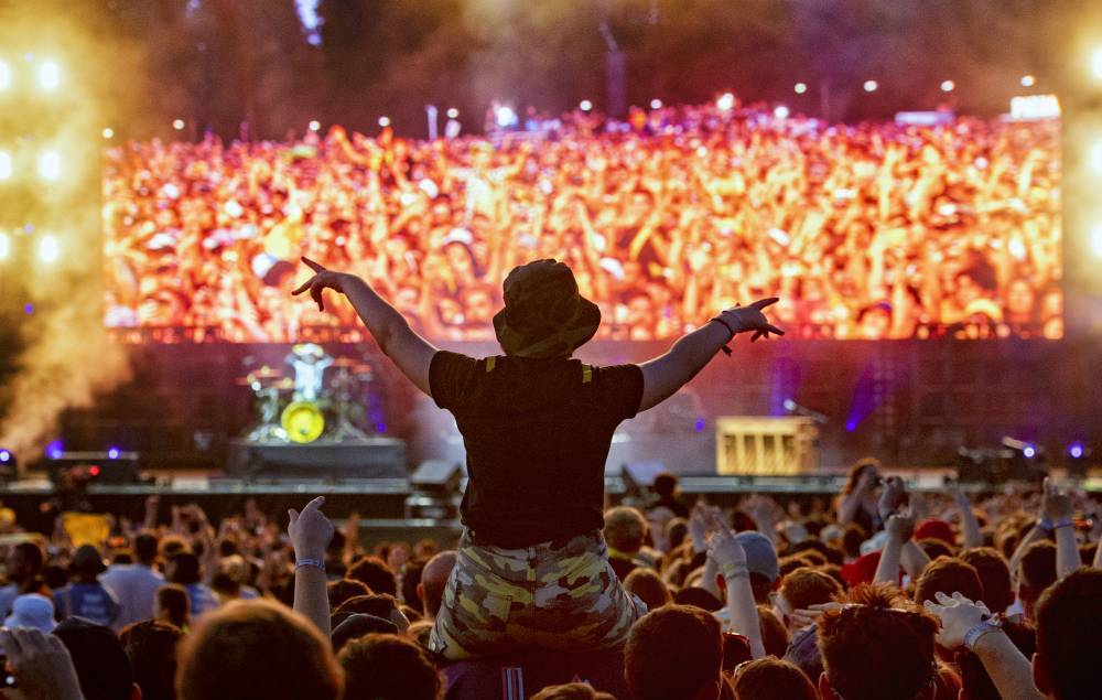 Reading & Leeds boss proposes coronavirus testing plan to reopen venues and pubs as alternative to social distancing - www.nme.com - Britain - county Republic
