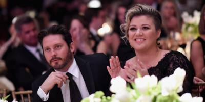 Kelly Clarkson on Her Divorce: 'It Is the Worst' and 'Hard to Navigate' in Public Eye With Kids - www.elle.com