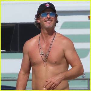 Robin Thicke Goes Shirtless While Soaking Up the Sun at the Beach! - www.justjared.com - Malibu