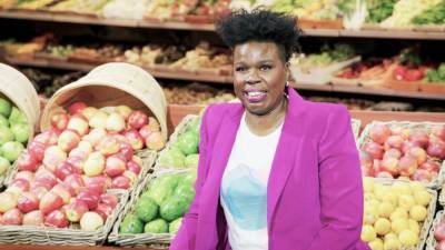 Leslie Jones on Hosting 'Supermarket Sweep' and Why She Doesn't Miss 'SNL' (Exclusive) - www.etonline.com