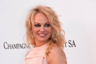 Pamela Anderson salutes Israel’s Minister of Environmental Protection for spearheading fur ban - www.hollywood.com - Israel