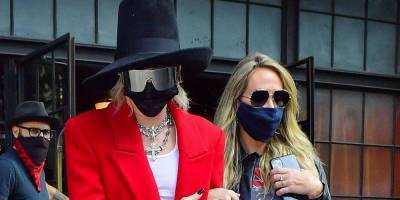 Miley Cyrus Is Fashion Forward In a Top Hat & Red Coat in New York City - www.justjared.com - New York