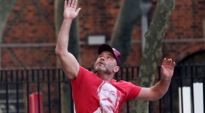 Liev Schreiber Shows Off His Basketball Skills at a New York City Park - www.justjared.com