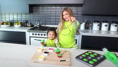 Kylie Jenner’s Daughter Stormi, 2, Calls Her ‘So Beautiful’ As They Make Grinch Cupcakes In Matching PJs - hollywoodlife.com