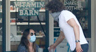 Leighton Meester & Adam Brody Meet Up with a Friend for Some Fresh Juice - www.justjared.com - Malibu