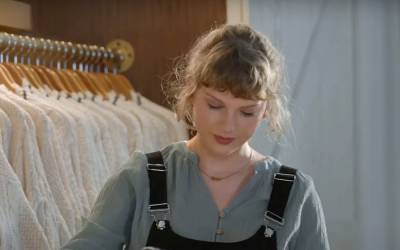 Taylor Swift Picks Out A Cardigan In New Capital One Ad - etcanada.com - Britain - city New