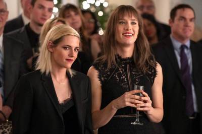 ‘Happiest Season’ Trailer: Kristen Stewart & Mackenzie Davis Star In A Holiday-Themed Lesbian Rom-Com - theplaylist.net