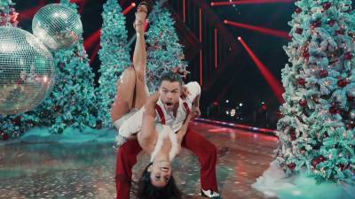 Derek And Julianne Hough Deliver Show Stopping Performances On ‘The Disney Holiday Singalong’ - etcanada.com - Santa