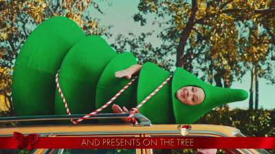 Katy Perry Dresses As A Christmas Tree Tied On Top Of A Car For Festive ‘Disney Holiday Singalong’ - etcanada.com