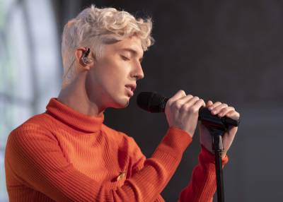 Troye Sivan And Kacey Musgraves Make It Look ‘Easy’ In New Music Video - etcanada.com