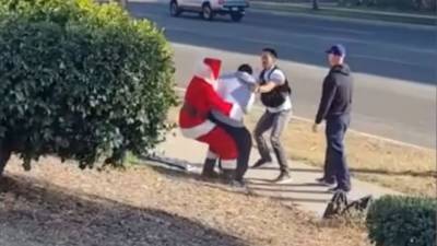 WATCH: Undercover cops posing as Santa Claus and elf nab suspected car thieves - www.foxnews.com - California - city Santa Claus - county Riverside