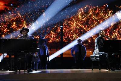 ‘The Voice’ Finale: John Holiday And John Legend Perform ‘Like A Bridge Over Troubled Water’ - etcanada.com - Texas