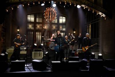 Dave Grohl Reveals How Foo Fighters’ Last Minute Musical Spot On ‘Saturday Night Live’ Came About - etcanada.com