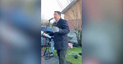 Heartwarming moment Jason Manford turns up outside care home to sing Christmas songs to residents - www.manchestereveningnews.co.uk - Manchester