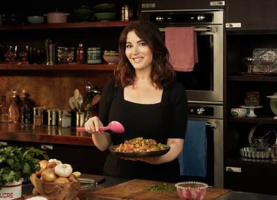 Nigella Lawson hasn’t aged in unearthed 1997 video footage of her as tv reporter - evoke.ie
